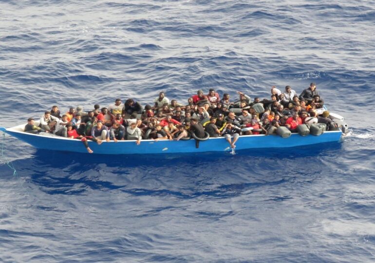 Record de migranţi care au traversat Canalul Mânecii spre UK: 828 într-o singură zi