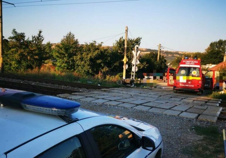 Un tren a lovit un moped pe care se aflau un bărbat și o femeie de peste 65 de ani