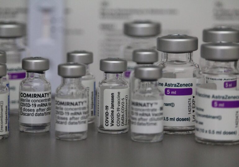 Eficacitatea vaccinului Pfizer scade mai repede decât la serul AstraZeneca - studiu Oxford