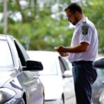 Ţigări de contrabandă, găsite într-un autoturism cu număr fals de înmatriculare. Șoferul a fugit în pădure