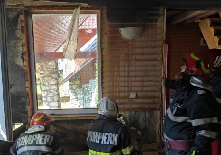 Un pompier în vacanţă a salvat o cabană din Apuseni, care se putea face scrum