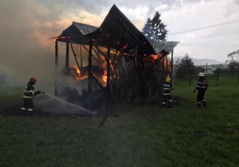 A fost prins piromanul din Suceava care a dat foc la 6 gospodării, inclusiv propria casă