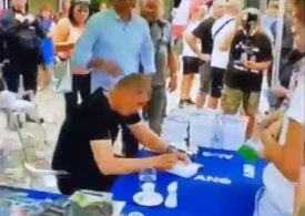 Premierul ceh a fost atacat cu ouă (Video)