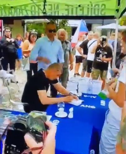 Premierul ceh a fost atacat cu ouă (Video)