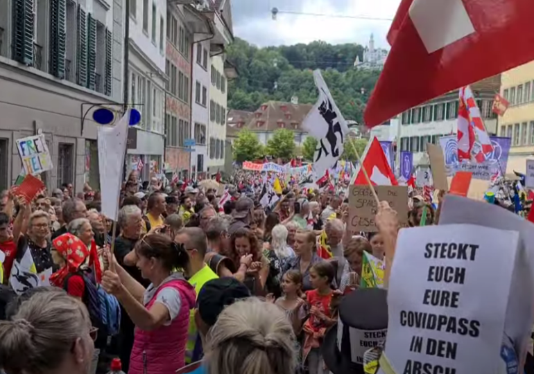 Protest cu mii de persoane în Elveția, față de restricțiile antiCovid: Un polițist a fost rănit (Video)