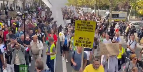 Zeci de mii de francezi au ieşit în stradă pentru a protesta faţă de paşaportul sanitar impus de guvern (Video)