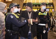 Proteste violente faţă de carantina drastică din Australia: Sute de arestări şi mai mulţi poliţişti au fost răniţi (Galerie video)