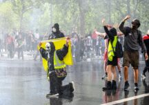 Franţa intră într-un nou weekend cu proteste în 150 de oraşe. Permisul sanitar e obligatoriu de luni (Video)