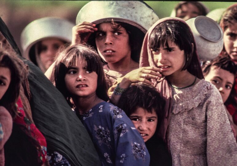 Copii afgani, pierduți în haosul de pe aeroportul Kabul
