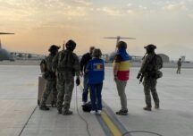 Opt români sunt încă în Afganistan, dar nu vor să fie evacuați