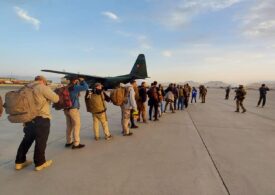 S-au întors românii evacuaţi din infernul din Afganistan: Am ajuns acasă și vă mulțumim! (Video) Reacţia lui Iohannis
