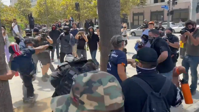 Violențe la un protest antimască din SUA: Proud Boys și Antifa s-au luat la bătaie în Los Angeles (Video)