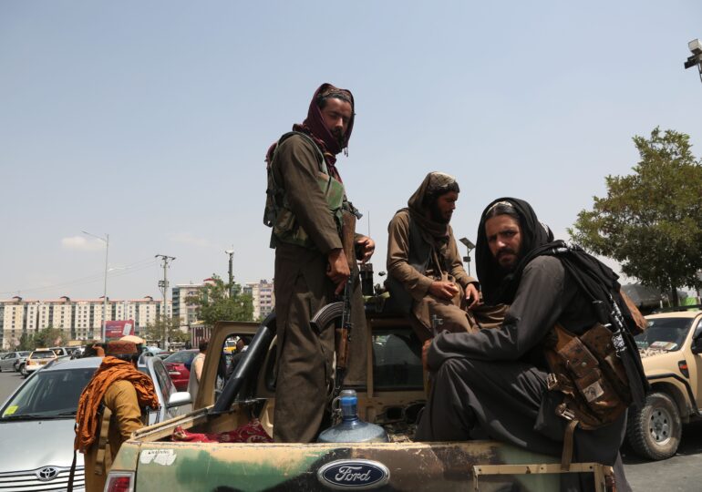Talibanii au intrat în posesia unei cantităţi substanţiale de echipament militar american (Video)