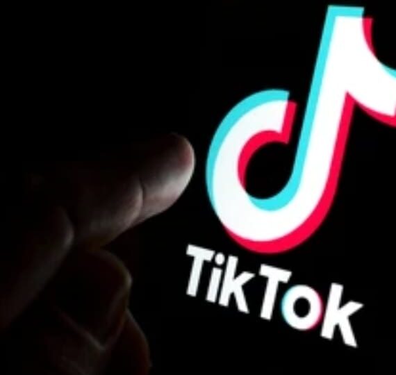 TikTok va impune automat o limită de 60 de minute pe zi pentru adolescenți