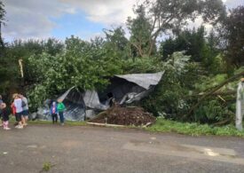 O tornadă a lovit o localitate din estul Slovaciei cu viteze ale vântului de circa 200 km/h  (Foto&video)