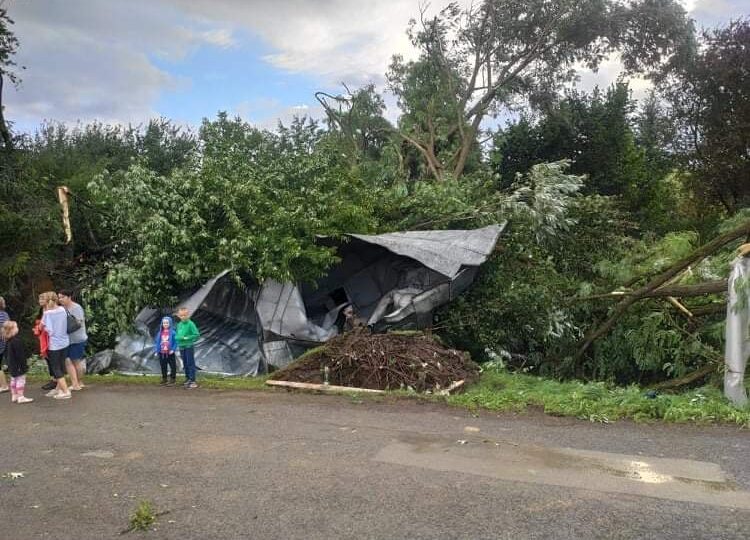 O tornadă a lovit o localitate din estul Slovaciei cu viteze ale vântului de circa 200 km/h  (Foto&video)