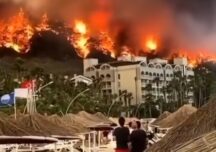 Incendii devastatoare în Turcia, Grecia și Italia. Turiștii și localnicii au fost evacuați cu bărcile din calea flăcărilor (Galerie video)