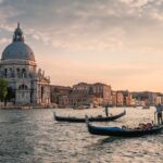 La Veneția se caută „idiotul” care a sărit în canal de pe o clădire cu trei etaje (Video)