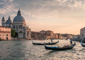 Veneția va putea fi vizitată doar cu rezervare online. Din aprilie, turiștii plătesc și o taxă