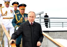 Putin dă bani militarilor, poliţiştilor și pensionarilor, înainte de alegerile parlamentare