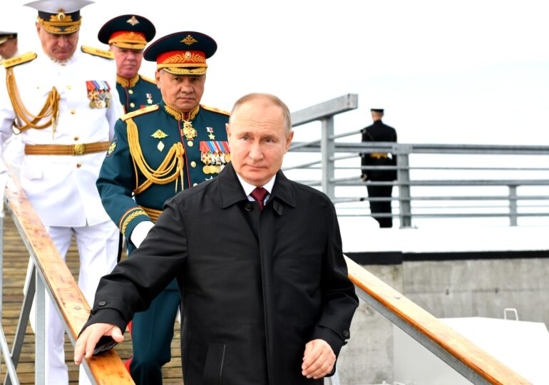 Putin dă bani militarilor, poliţiştilor și pensionarilor, înainte de alegerile parlamentare