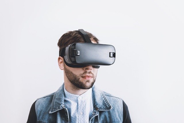 Facebook lansează o aplicaţie VR pentru lucrul la distanţă