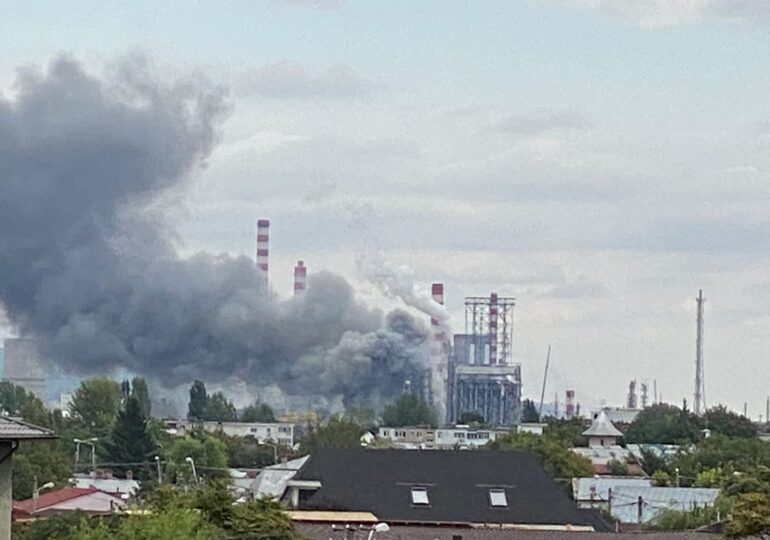 Incendiu la rafinăria Petrotel din Ploieşti. Lukoil acuză că procedurile de alertă ISU au generat inutil panică
