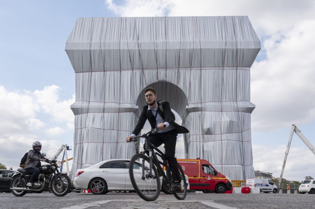 Packaging of the Arc de Triomphe, Christo's last m