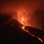 Lava vulcanului din La Palma a ajuns la ocean. Există riscul să se producă gaze toxice (Video)