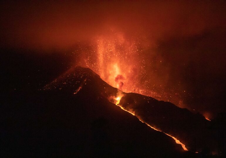 Lava vulcanului din La Palma a ajuns la ocean. Există riscul să se producă gaze toxice (Video)