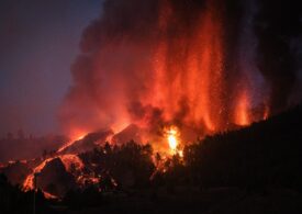 Vulcanul din Canare erupe de 5 zile. Lava a înghiţit case, şcoli şi plantaţii de banane, iar locuitorii sunt avertizaţi să nu înghită cenuşa toxică (Video)