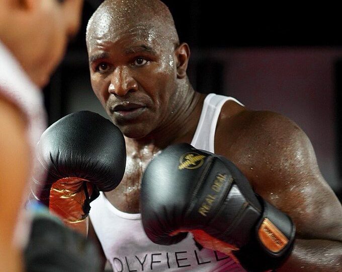 Evander Holyfield, umilit de Vitor Belfort la revenirea în ring