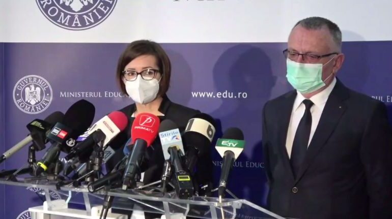 Autoritățile s-au răzgândit și permit elevilor masca textilă. Au fost anunțate măsurile finale pentru noul an școlar