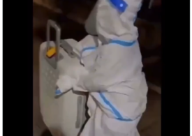 Politica zero-Covid în China: Un copil de 4 ani îmbrăcat în combinezon hazmat se duce singur la camera de izolare (Video)