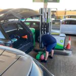 Britanicii au stat la cozi interminabile la benzinărie Foto&Video Vânzarea de carburanți va fi raționalizată, iar Guvernul ia măsuri neașteptate