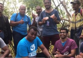 Mai mulți medici din Fiji au mers 5 ore prin munți ca să vaccineze antiCovid o mână de oameni