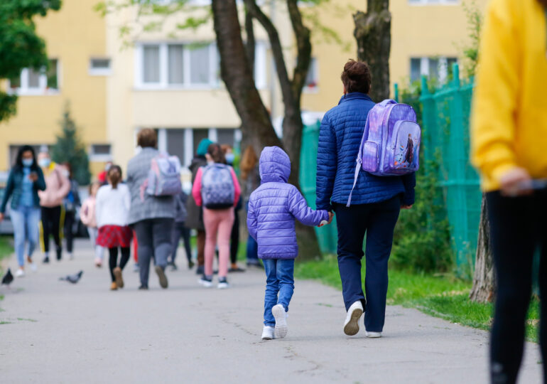 După ce incidența a scăzut sub 3 la mie, toate școlile din Bucureşti vor putea face cursuri faţă în faţă