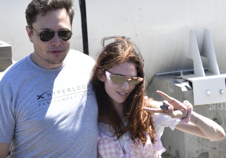 Elon Musk și cântăreața Grimes s-au separat după 3 ani de relație. Fiul lor, pe nume X Æ A-Xii, are 1 an