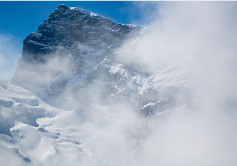 Un ghețar din Elveția a fost acoperit cu pături, pentru a încetini topirea sa