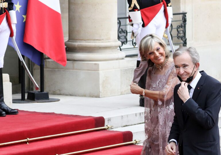 Bernard Arnault, al treilea cel mai bogat om din lume, îşi vinde întreaga participaţie la Carrefour