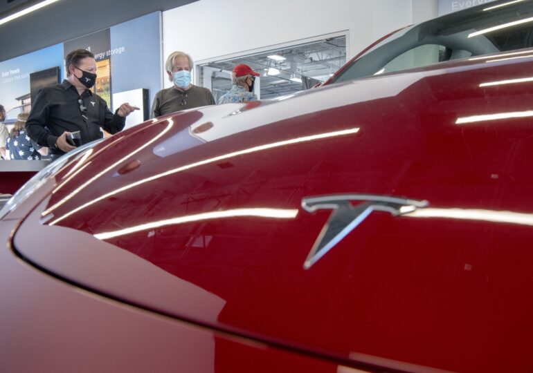 Cea mai mare firmă de taxi din Paris renunţă la mașinile Tesla Model 3, după un accident mortal