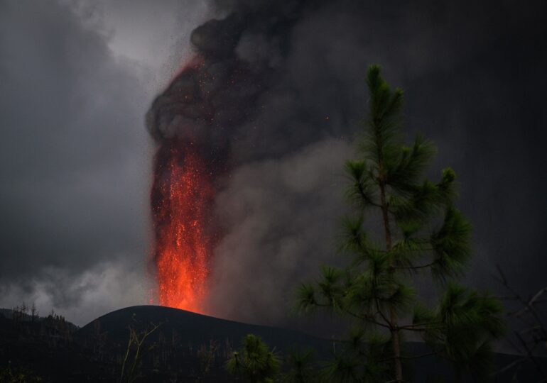 Norul de cenușă provocat de erupţia vulcanului din La Palma traversează România