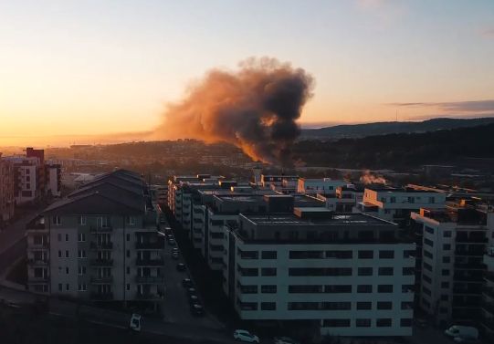 Plain Suradam Caliber Incendiu puternic la o hală din Cluj-Napoca. Fumul este vizibil în tot  orașul (Video) - spotmedia.ro
