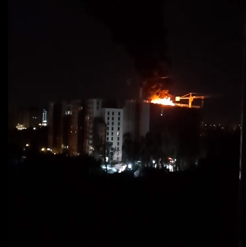 Incendiu puternic la un bloc din București: Fum gros din cauza că ard butoaie cu smoală (Video)