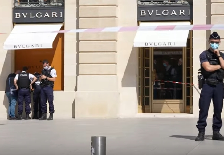 Trei hoți înarmați au furat bijuterii de 10 milioane de euro, în Paris (Video)