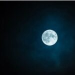 Cum influențează fazele Lunii somnul nostru. Mai ales bărbații sunt afectați