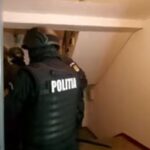 Percheziții la un grup specializat în trafic de persoane. Victimele erau recrutate prin metoda loverboy și aveau tatuat numele celui care le exploata