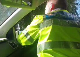Polițiști atacați și înjurați de familia unui șofer prins băut la volan: „Bă, e sânge din sângele tău, și că-i beat” (Video)