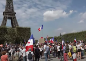 Aproximativ 140.000 de francezi au protestat față de permisul sanitar, în al 8-lea weekend consecutiv