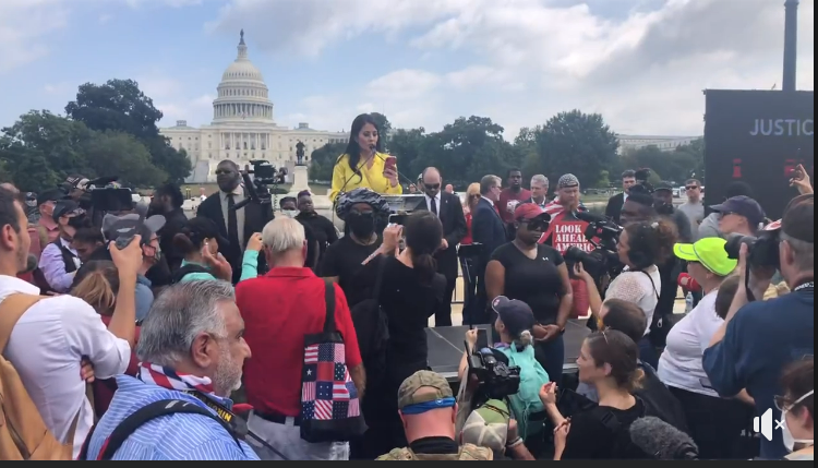 Washington: Desfășurare de forțe pentru păzirea Capitoliului în timpul unui protest - Ziduri de protecţie, poliţişti cu echipamente speciale și rânduri de camioane (Video)